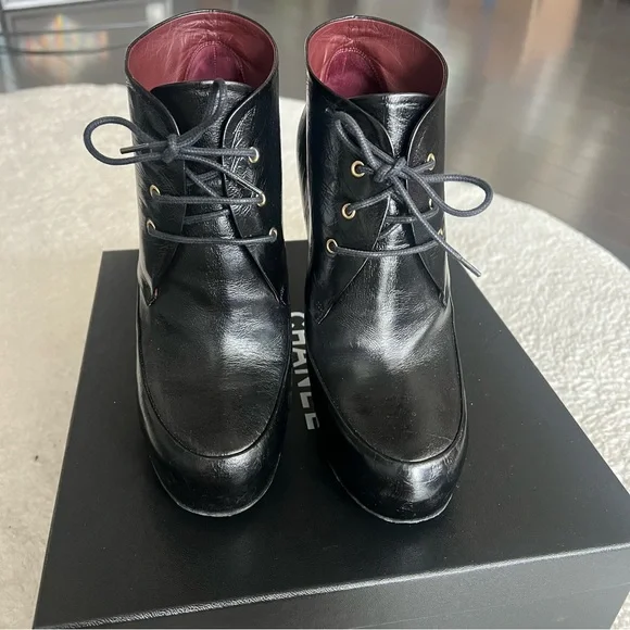 CHANEL Lacets Black Leather Lace Up Round Toe Ankle Boots - SIZE 39.5 - Picture 11 of 13